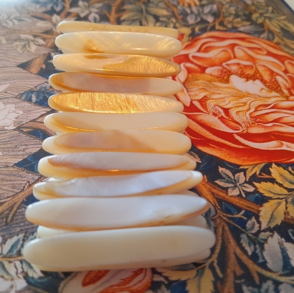 White Mother Of Pearl  Color Shell  Strestchy Bracelet - Picture 7 of 11